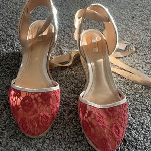 Women’s very cute wages with straps